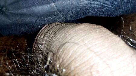 Siyah penis. İç çamaşırlı Hintli erkek. Penis boyu artıyor