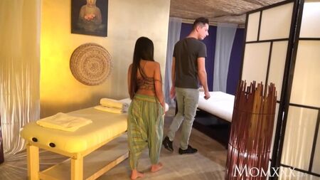 STEP MOM Tay masajı ve azgın Asyalı MILF ile tutkulu seks