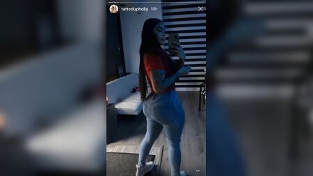 Dövmeli Holly Booty