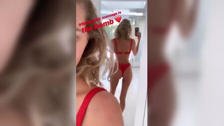 Elsa Hosk, tişört ve külotla, selfie çekiyor
