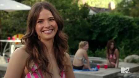 Shelley Hennig Seksi - Zach Stone Ünlü Olacak (2013) 1. Sezon 2-4. Bölüm Çevrimiçi İzle