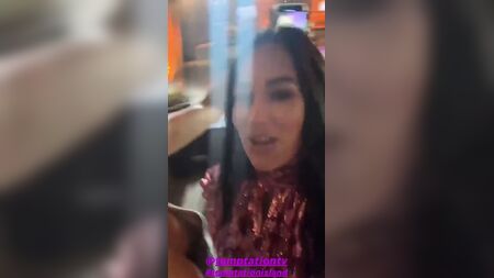 Nikki Bella, Brie Bella ile çektiği bir selfide meme ucu göründü