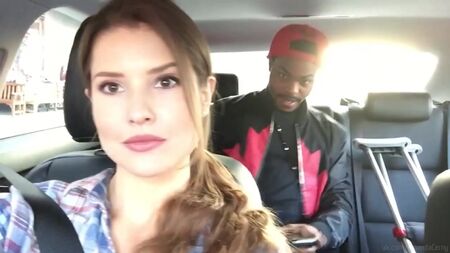 Tırnaklarını yaptırmış! | Amanda Cerny