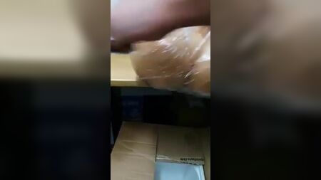 Seks bebeğinin poposuyla oynayan Pakistanlı erkekler