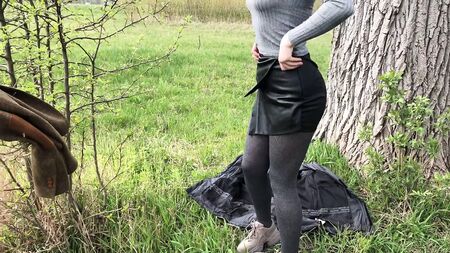 Seksi deri şort giymiş kız açık havada oral seks yapıyor ve spermi yutuyor