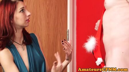 CFNM: Kızıl saçlı kadın, Noel mankini giymiş erkeği mastürbasyonla tatmin ediyor