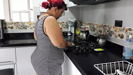 Üvey annemi mutfakta sevişmek için baştan çıkarmak