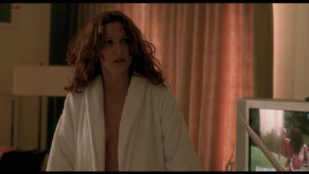 Erin Daniels (Erin Daniels'ın "One Hour Photo" (2002) filmindeki çıplak sahneleri)