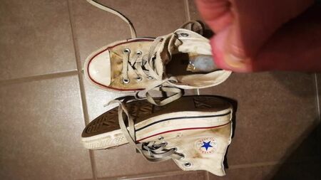 Kirli beyaz Converse ayakkabılara boşalma