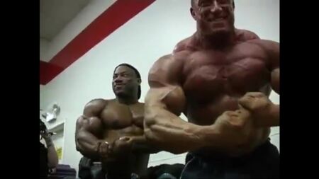 Markus Ruhl, Jay Cutler, Dexter Jackson ve Gunter Schlierkamp, 2004 Mr. Olympia öncesinde poz veriyor