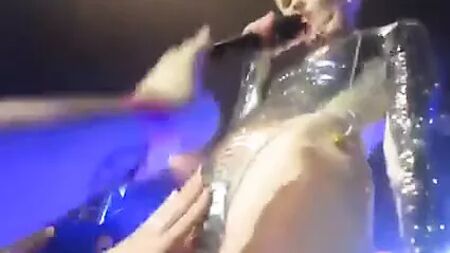 Sürtük Miley Cyrus hayranlarının amına dokunmasına izin veriyor