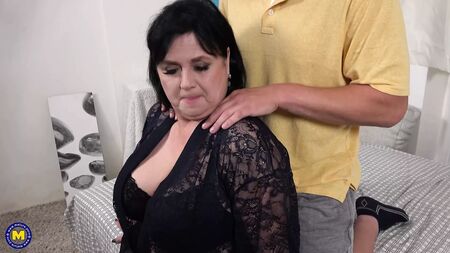 Büyük göğüslü, doğal, olgun bir BBW genç bir adamı yalıyor ve sikişiyor
