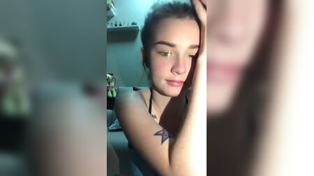 Sütyeniyle selfie çeken seksi kız.mp4