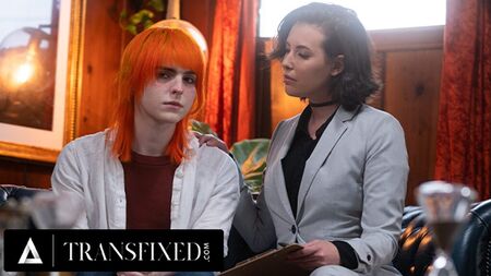 TRANSFIXED - Jean Hollywood, muhteşem cis lezbiyen terapist Casey Calvert'e trans penisini kullanıyor