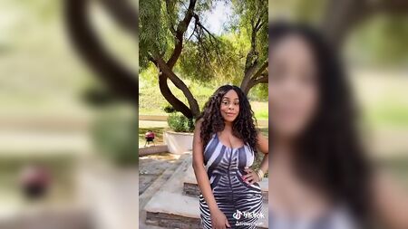 Niecy Nash dolgun göğüslerini sergiliyor