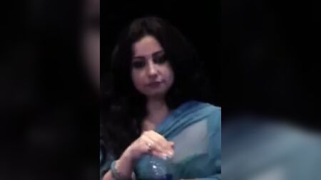 Divya Dutta, kalabalık içinde büyük göğüslerini sergiliyor