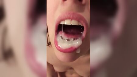 Kokuşmuş Amcık, Kalın ve Topak Topak Tutkalı Ağzına Dolup Yiyor