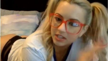 Lexi Belle, Cam Webcam'de sohbet ediyor