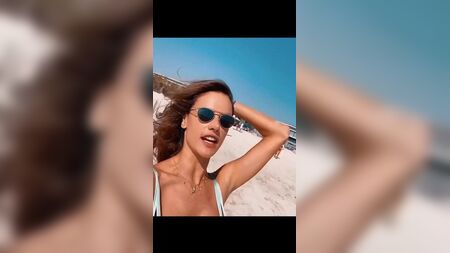 Alessandra Ambrosio ve Izabel Goulart - Bikini Güzelleri 7 Mart 2020