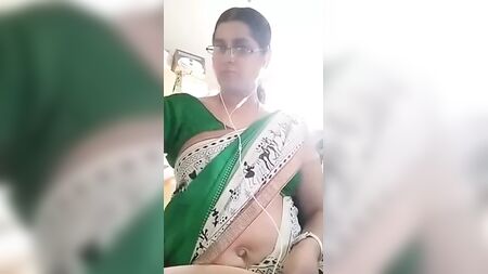 Tamil asıllı seksi öğretmen, erkek arkadaşına göğüslerini ve göbek deliğini gösteriyor