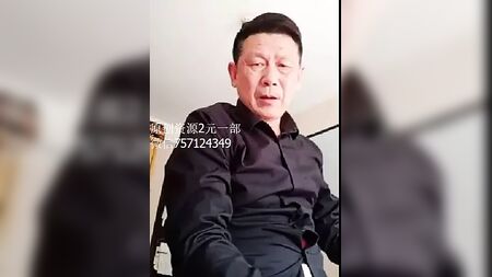 Yakışıklı Çinli takım elbiseli adam