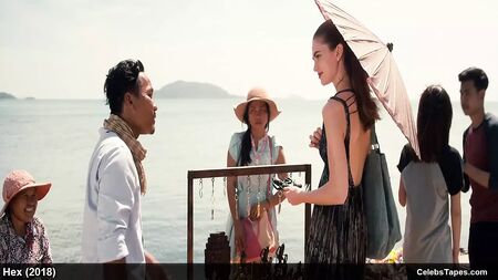 Sevimli ünlü Jenny Boyd'un üstsüz ve erotik film sahneleri