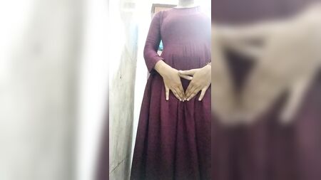 Hintli Desi kız, üniversiteden sonra banyo yapıyor ve analdan parmaklanıyor