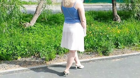 Hafif bir elbise giymiş, sütyensiz seksi kadın