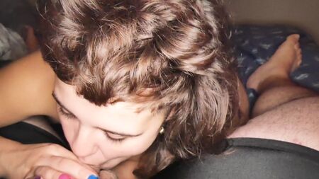 Mullet saçlı fahişe, bodysuit giymiş adama oral seks yapıyor