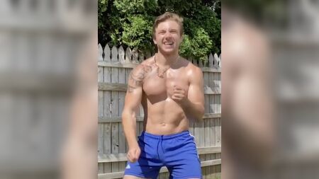 Şortlu seksi erkeğin şişkinliği