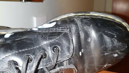 Dr. Martens botlarına sperm bulaştırılıyor