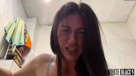Güzel Milf, Penise Harika Bir Squirting Gösterisi Sunuyor