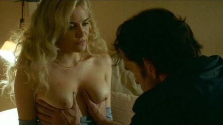 ScandalPlanet.Com'da Riley Keough'un Üstsüz Sahnesi