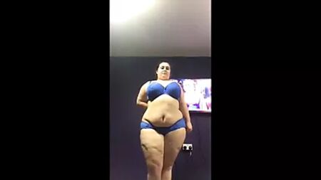 Tombul kızın striptiz gösterisi
