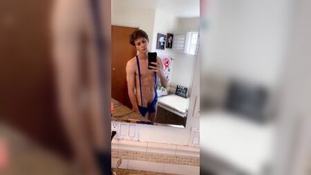 mankini giymiş seksi çocuk