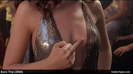 Michelle Trachtenberg, Lucy Lawless ve Jessica Boehrs üstsüz