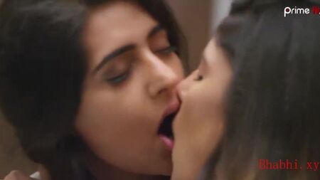 Junoon e Ishq'daki Shiny Dixit'in Lezbiyen Sahnesi.mp4