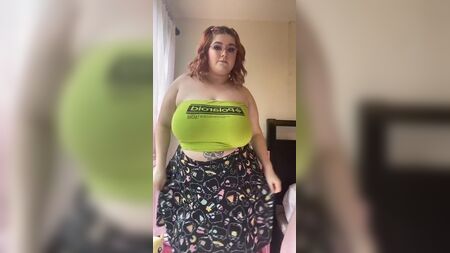 Şeftali Rengi BBW'nin Tüp Üstündeki Dev Göğüsleri
