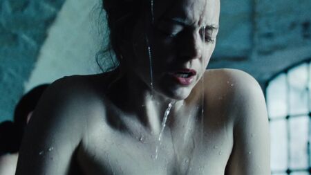 Emma Stone çıplak göğüsleri THE FAVOURITE meme uçları üstsüz ıslak göğüsler