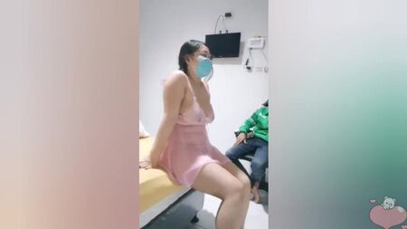 Hintli tombul kız, odasına yabancıları davet etmeyi çok seviyor