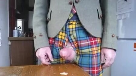 Üvey babamın tartan eteği spermle kirlendiğinde