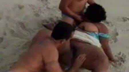 Plajda büyük beden üçlü seks