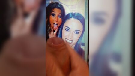 Capucine Anav'a adanmış bir boşalma sahnesi, Caroline Ithurbide'nin katılımıyla