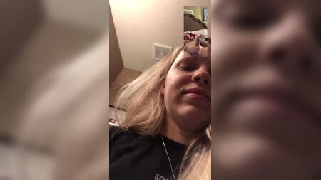 Amatör sarışın çift ve erkek arkadaşı FaceTime'da çıplak olarak birlikte