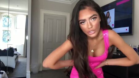 YOUTUBER ROXANA ROSU PEMBE PVC ELBİSE İLE