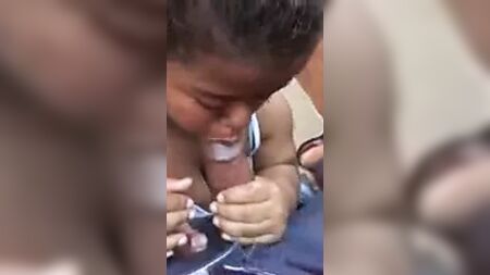 Kocaman kalçalı ve göğüslü siyahi cüce, büyük siyah penisi hem sürüyor hem de emiyor