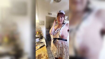 Seksi dantel önlüğümü giymiş büyükannem karides ve mısır lapası pişiriyor