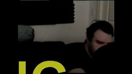 DarksydePhil (Philip Paul Burnell) minicik aletini okşuyor