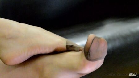 Ayak parmakları takviyeli külotlu çorap giymiş hanımefendinin bacakları