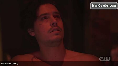 Cole Sprouse'un tüysüz karın kasları